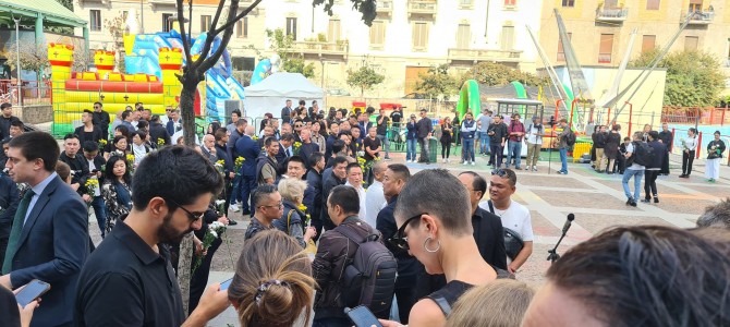 In Piazza Gramsci per commerare i tre cinesi deceduti nell’incendio in via Cantoni